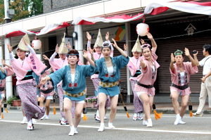 阿波踊りを披露するおぢや連のみなさんの画像