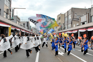 よさこい団体による総踊りの画像