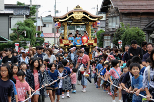 町内を練り歩く祭り屋台の画像