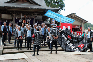 浅原神社に木遣りを奉納する片貝伝統芸能保存会のみなさんの画像