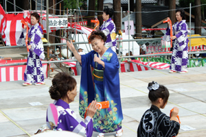 桟敷席で大花火音頭を踊る町民のみなさん画像