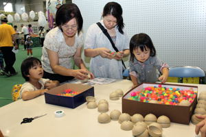 花火模擬星詰め体験をする来場者の画像