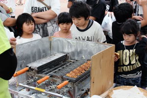 よし太くん焼き講習会の様子を見る来場者の画像