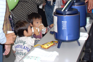 水を飲み比べる子どもたちの画像