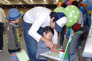 スタンプを押す親子の画像