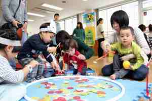 魚釣りゲームをする子どもの画像