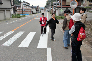 当時隆起した横断歩道を見る参加者の画像