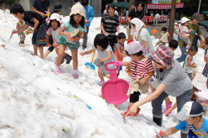 雪上で宝を探す子ども達の画像