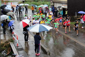 小学校4年生以上女子の部のスタートの画像