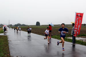 池ケ原の田んぼ道を走る選手の画像