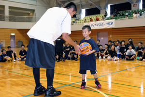 池田選手からボールをプレゼントされる子どもの画像