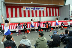 子どもと踊るアルビレックスチアリーダーズの画像