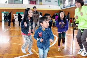 万歩計をつけて足踏みする子どもたちの画像