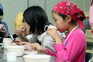 完成品を試食する子どもの画像