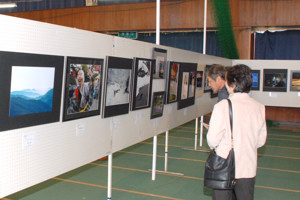 展示された写真を見る来場者の画像