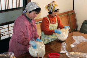 麹と塩を混ぜ合わせる参加者の画像