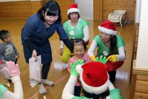 スタッフを手を合わせる子どもの画像