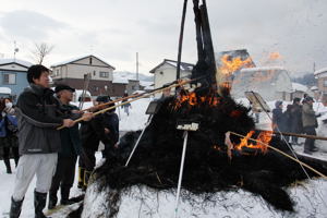 するめや餅を焼く地元のみなさんの画像（桜町・二ノ宮）