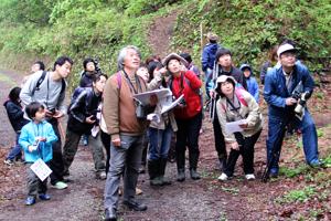 木の葉に隠れている野鳥を目を凝らして探す参加者の画像