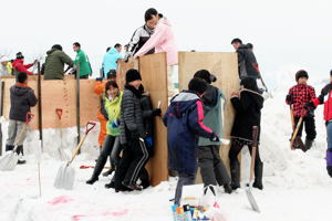 型枠を使って雪像を作る参加者の画像