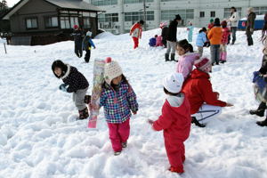 雪上宝さがしをする子どもの画像