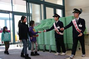 花の種を手渡す小学生の画像