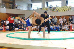 土俵で多く足を上げる子どもの画像