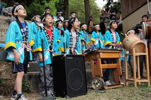 「闘牛の歌」を歌う東山小学校児童の画像