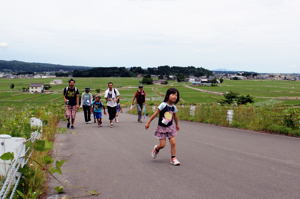 山本山への坂道を歩く参加者の画像