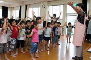 手遊びで遊ぶ子どもたちの画像