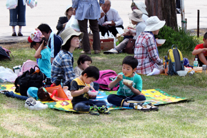 市民の家でかき氷を食べる子どもたちの画像