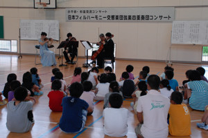 体育館で演奏する四重奏団のみなさんの画像