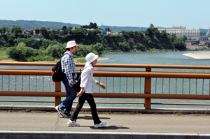 山本大橋を渡る参加者の画像