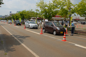 停車する車の画像