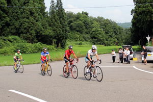 沿道のみなさんの応援を受けて力走する選手の画像