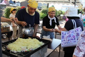 焼きそばを作るスタッフの画像