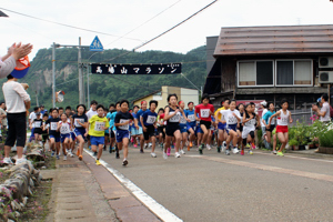 一斉にスタートする小学生たちの画像