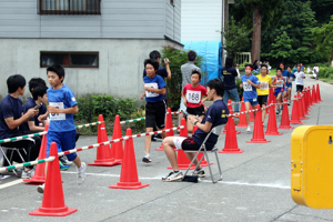 続々とゴールする小学生たちの画像