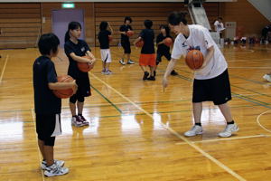 子どもに指導する選手の画像