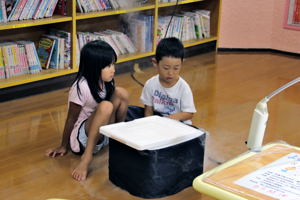 ドライアイスのスモークに興味を示す子どもたちの画像