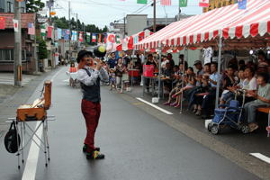 大道芸を見る観客の画像