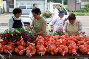 野菜などを購入するお客さんの画像