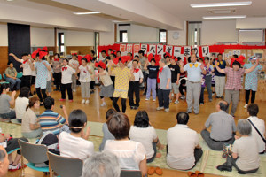 オープニングで歌と踊りを披露する利用者のみなさんの画像