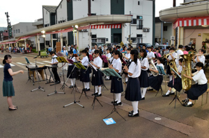 演奏をする中学校吹奏楽部の生徒の画像