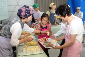 焼きそばなどを受け取る女の子の画像