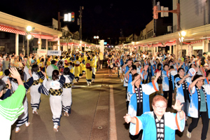 民謡流しを踊る参加者の画像