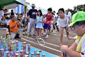 輪なげをする子どもたちの画像