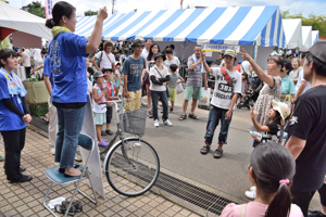 リサイクル自転車争奪のジャンケンをする来場者の画像