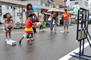 的に向かってボールを投げる子どもの画像