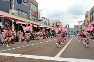 阿波踊りを披露するおぢや連のみなさんの画像